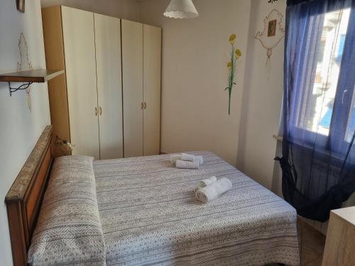 福尔米亚Via Pasquale Testa的一间卧室配有一张床,上面有两条毛巾