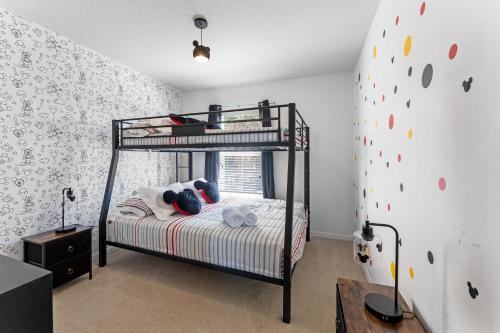基西米*PRIVATE POOL* Disney10min - Magical Mickey themed home的一间卧室设有双层床和岩石墙