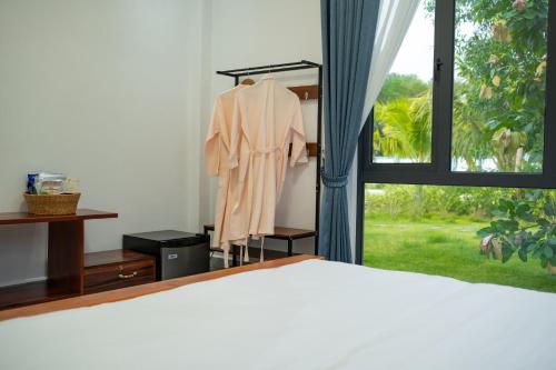 贡布Damnak Borey Resort的一间卧室设有一张床和一个窗口