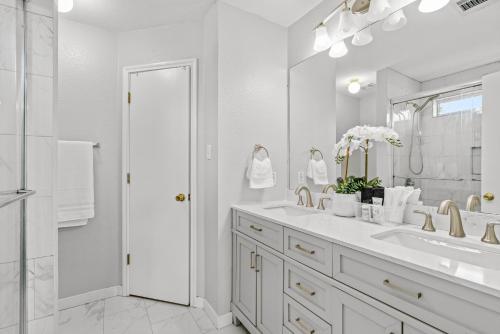 LeanderModern, family friendly home w garage, huge yard!的白色的浴室设有两个盥洗盆和镜子