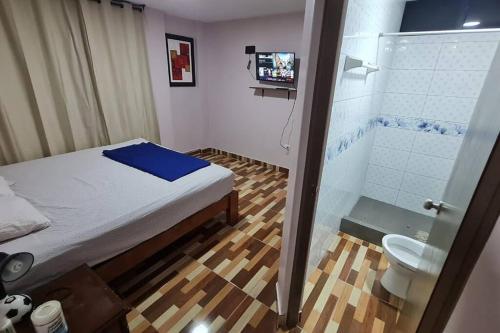 皮乌拉CASA VIP PIURA, piscina privada, full amoblada的一间卧室设有一张床、淋浴和卫生间
