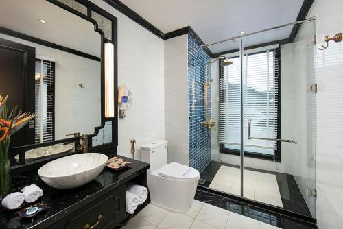 下龙湾Lapinta Luxury Cruises的一间带水槽、卫生间和淋浴的浴室