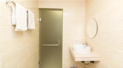 名古屋Osaka Hotel Batam的一间带水槽和镜子的浴室