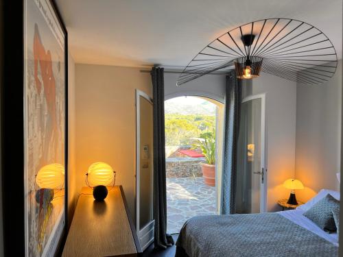 圣拉斐尔Villa familiale avec vue imprenable的一间卧室配有一张床和一张带两盏灯的桌子。