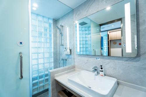 上海上海金桥中心智选假日酒店的白色的浴室设有水槽和镜子