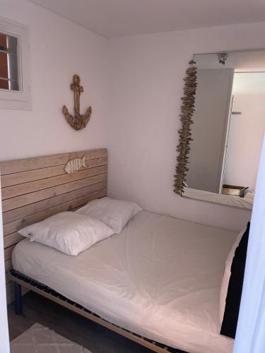 乐巴凯尔斯Appartement vue mer的镜子间的一张床位