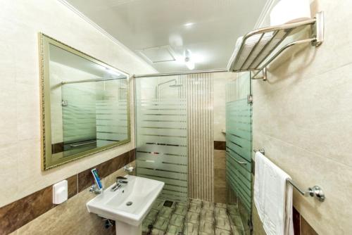 西归浦市Sea and Wave的浴室配有盥洗盆和带镜子的淋浴