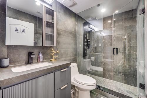 皮克灵Vacation Suite in Pickering的浴室配有卫生间水槽和淋浴。