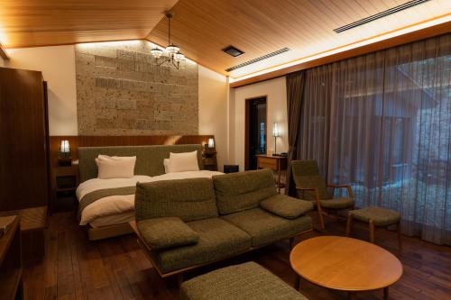 日光Nikko Nishimachi Club的酒店客房,配有床和沙发