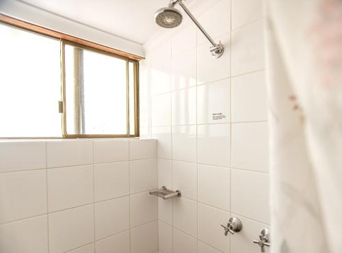 玛格丽特河布塞里斯布什邦别墅酒店的带淋浴的浴室和窗户。