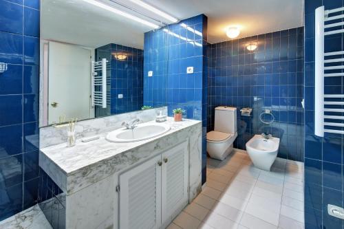 布拉内斯SeaHomes Vacations - MARINA BLUE in a exclusive place的蓝色的浴室设有水槽和卫生间