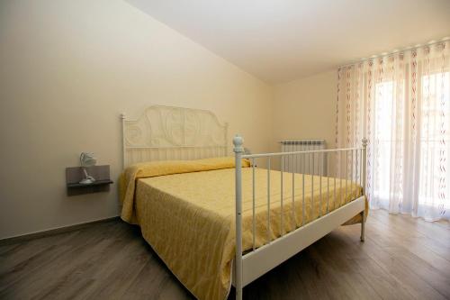 切塔拉Casa Landi的一间卧室配有一张黄色床罩的床