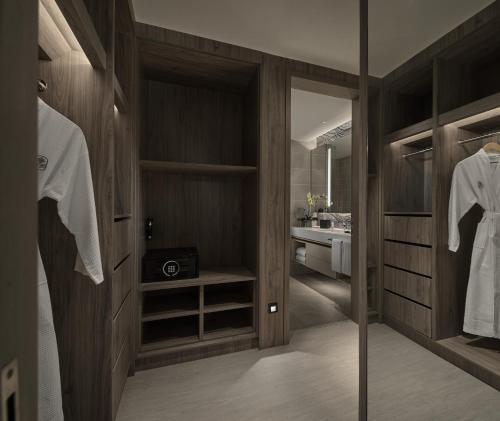 吉隆坡Pan Pacific Serviced Suites Kuala Lumpur的浴室配有带水槽的步入式衣柜