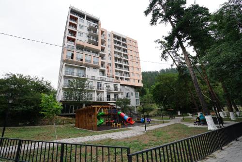 博尔若米Borjomi的一座大型公寓楼,前面设有一个游乐场