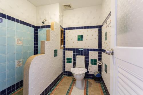 奥南海滩Phranang Place- SHA Extra的浴室设有卫生间,铺有蓝色和白色瓷砖。