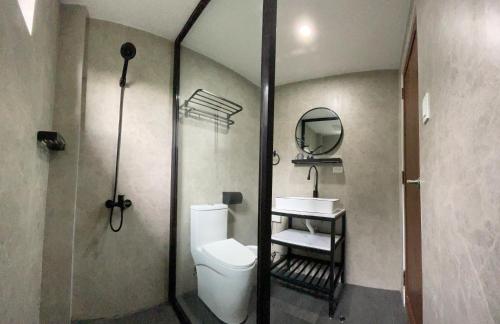 杜马格特Oceanism海洋主义潜水度假酒店的一间带卫生间、水槽和镜子的浴室