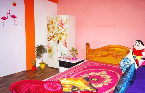 大吉岭Yumasham Homestay的一间卧室配有一张带粉红色墙壁的木床