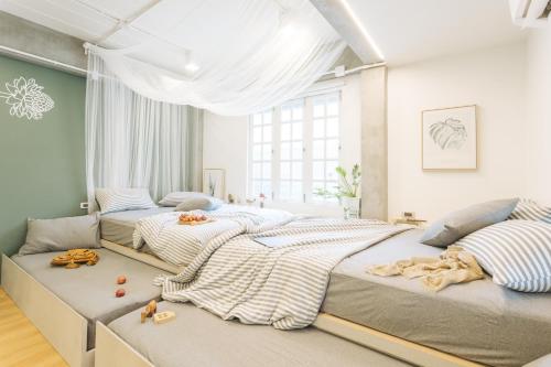 芭东海滩Dokdin's Family的卧室内的两张床,地板上配有玩具