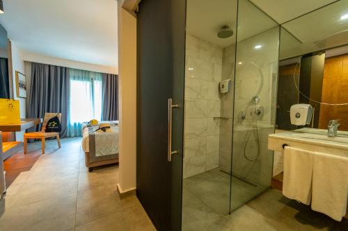 博德鲁姆TUI MAGIC LIFE Bodrum - Adults Only的带淋浴和盥洗盆的浴室