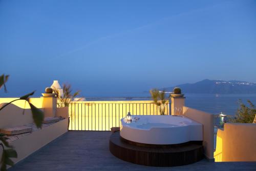 圣马里纳萨利纳B&B La Palma的浴缸位于阳台一侧