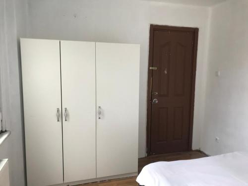 甘贾Guest Apartment的卧室配有白色橱柜和1张床。