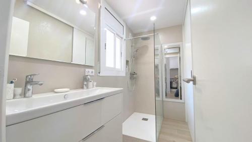 罗萨斯Acapulco b5的白色的浴室设有水槽和淋浴。