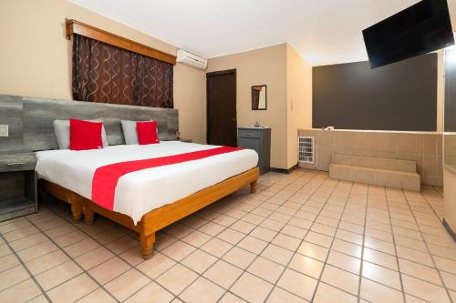 奇瓦瓦OYO Hotel Real Del Sur, Estadio Chihuahua的一间带大床的卧室和一间浴室