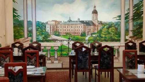 施特雷利茨Hotel Haegert的一间拥有建筑壁画的用餐室