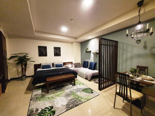 曼谷552 Residence的一间卧室配有一张床,客厅配有桌子