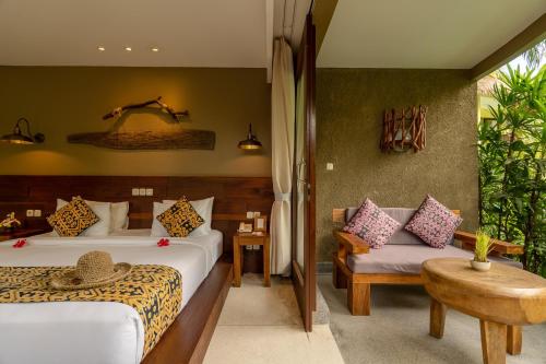 乌布河奈度假酒店的酒店客房,设有两张床和一张沙发
