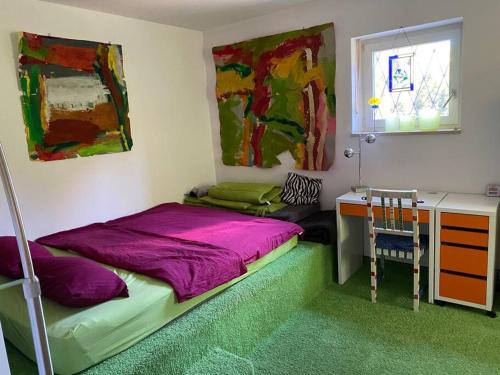 施塔弗尔湖畔塞豪森Extravagantes ganzes Haus am Staffelsee (DHH), Villa Kunterbunt的一间卧室配有一张床和一张书桌