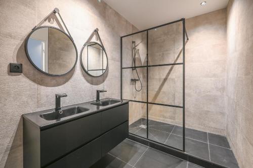 巴黎Appartement de Prestige - Grand Varenne的一间带两个盥洗盆和淋浴的浴室