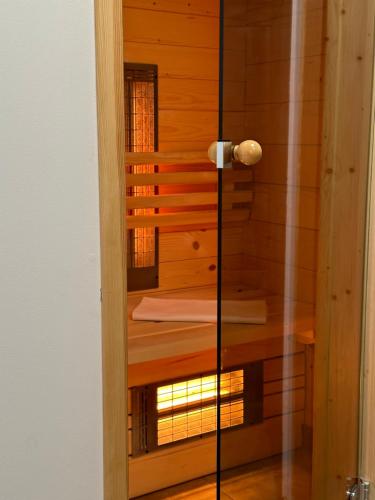 布莱德Ribno Luxury Glamping的木制房间中带窗户的桑拿浴室