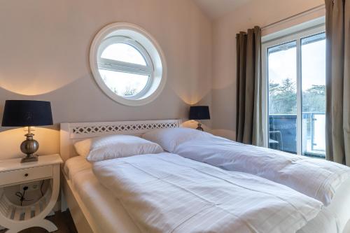 圣彼得奥尔丁Penthouse Penthouse Skipperhuset的卧室内的一张白色床,设有窗户