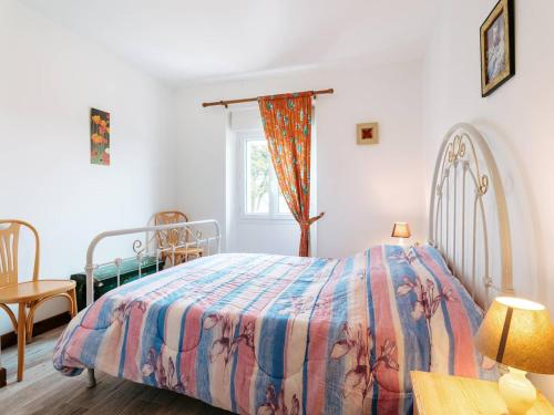 卡纳克Appartement Carnac, 3 pièces, 4 personnes - FR-1-477-100的一间卧室配有一张床、一张桌子和一个窗户。