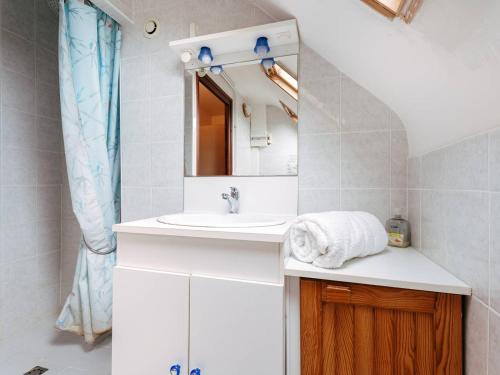 卡纳克Appartement Carnac, 3 pièces, 4 personnes - FR-1-477-100的一间带水槽和镜子的浴室