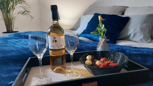 格武霍瓦济Apartament Mar&Mel的托盘上放有一瓶葡萄酒和两杯酒杯