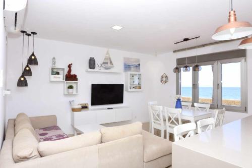 卡沃内拉斯precioso y moderno apartamento frente al mar的客厅配有白色的沙发和桌子