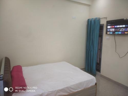 KannaujBraj Waterpark & Resort的一间医院间,配有床和电视