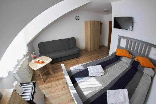 德兹维济诺Pokoje u Mirka的一间卧室配有一张床和一个沙发