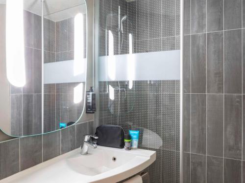 沙朗通勒蓬巴黎博泰贝西宜必思酒店的一间带水槽和镜子的浴室