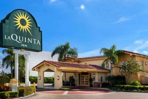 坦帕La Quinta Inn Tampa Airport Stadium Westshore的 ⁇ 染la quinta旅馆