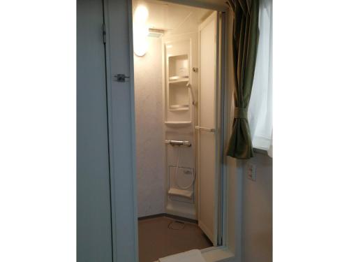 东京Tokyo stay Hut SARI - Vacation STAY 27260v的通向空冰箱的房间的敞开的门