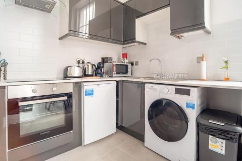 都柏林Central Dublin Apartment的厨房配有洗衣机和洗衣机。