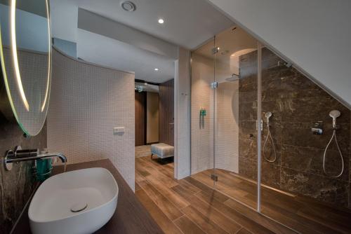 卡德赞德-班得斯海尔德酒店的带淋浴、卫生间和盥洗盆的浴室