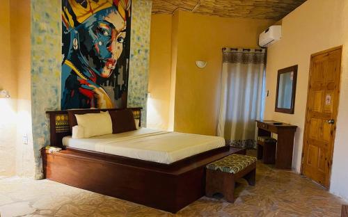 科洛里Bamboo Village Resort的一间卧室配有一张壁画床