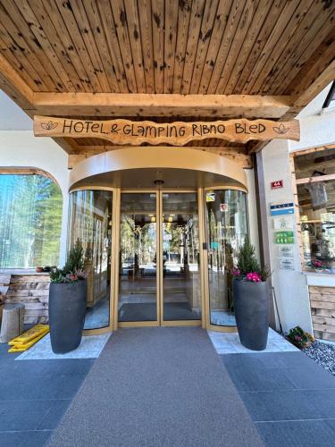 布莱德Ribno Alpine Hotel的进入酒店和跳舞的kinoheihei袋