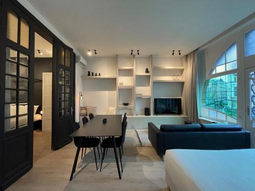 根特3 Bedroom Art-Nouveau Apartment with Free Parking的配有床、桌子和沙发的房间