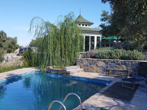米拉斯Olive Garden Retreat的房屋前的游泳池