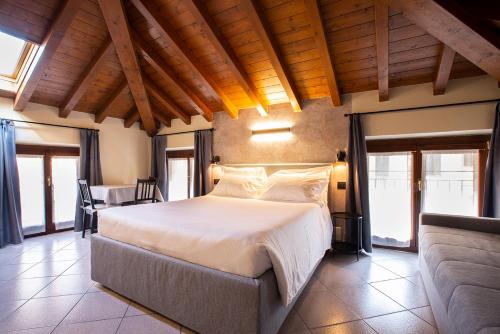 贝拉吉奥Antico Pozzo Apartment的一间带一张大床的卧室,位于带窗户的房间内